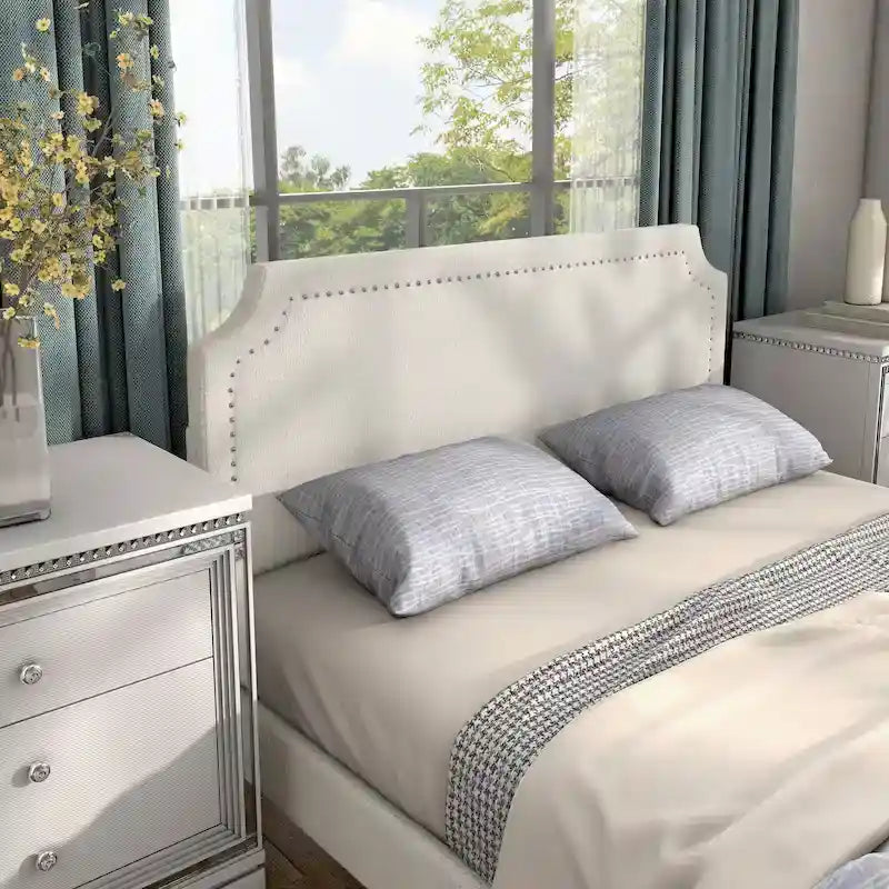 Lit plateforme Queen en bouclette blanche, tête de lit réglable