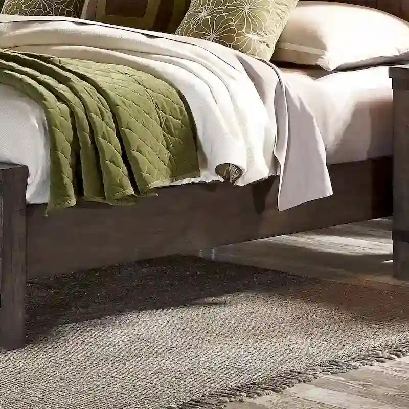 Lit Queen Thornwood Hills Gris Brossé avec Coupes de Scie